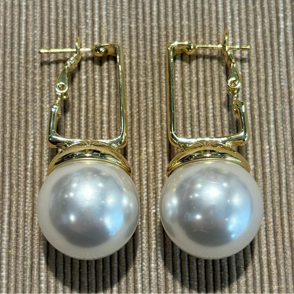 PEARL EARRINGS Front Post Gold Tone  Accents Lightweight